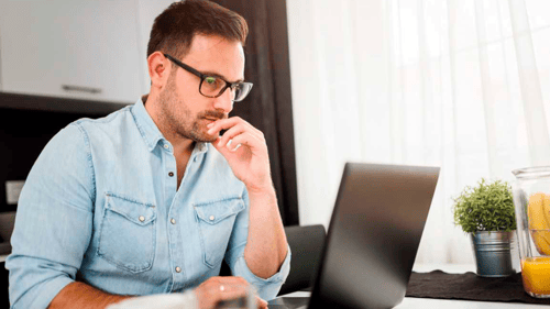 homem-ao-computador-estuda-certificacao-iso-27001-para-seguranca-de-dados (1)